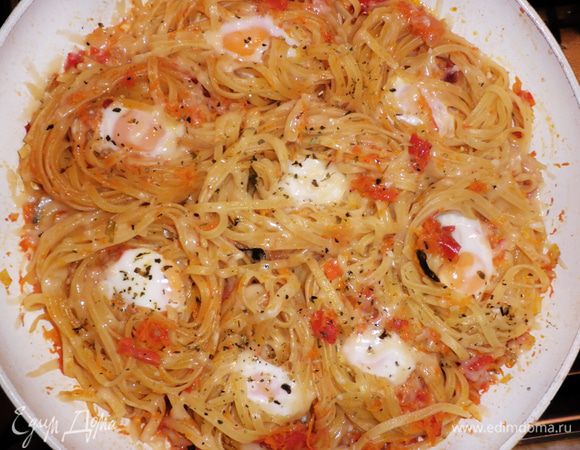 Когда "гнёзда" будут готовы, в серединку каждого вылить по 1 перепелиному яйцу.