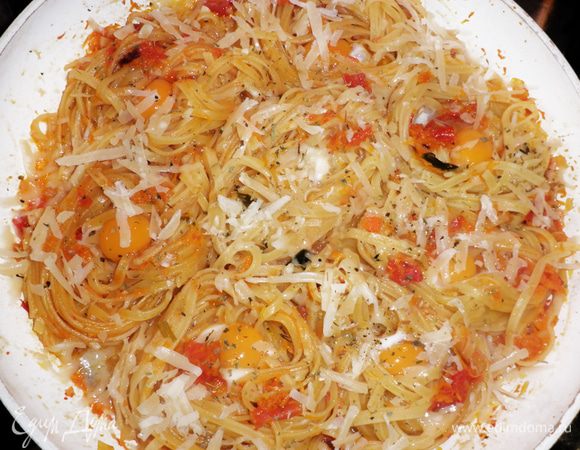 Немного подсолить и посыпать тертым Пармезаном. Закрыть крышкой и довести до готовности (3 мин). 