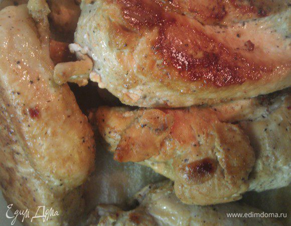 Филе куриное обжарить. Остудить. Порезать на небольшие кубики.
 P.S.Можно поэкспериментировать со вкусом, например филе мариновать в разных маринадах, или просто отварить. Пробовала по-разному, нам больше пришелся по вкусу вариант с обжареным филе.