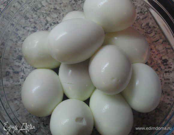 Яйца сварить вкрутую. Остудить. Почистить