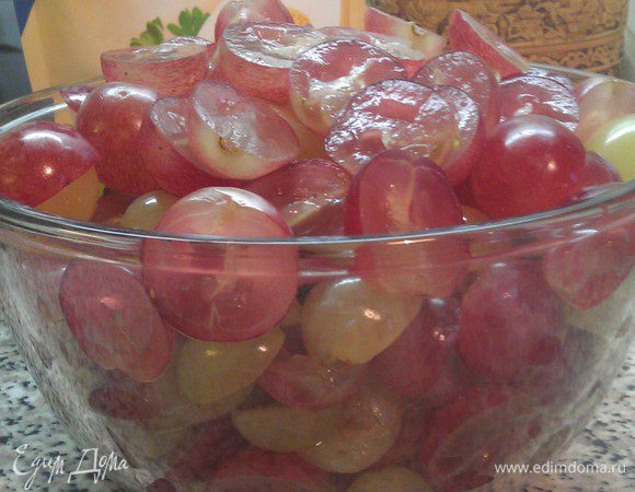 Виноград разрезать на половинки, косточки удалить при наличии. 