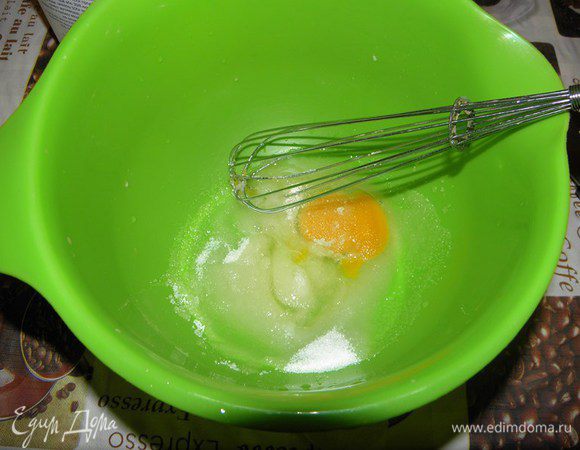 Слегка взбиваем яйца и сахар...