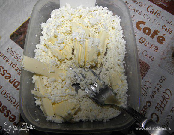 Вилкой перетираем творог со сливочным маслом, затем добавляем туда ванильный сахар...
