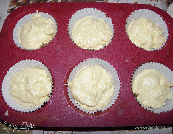 Поверх бананов выкладываем остатки теста и выравниваем ложкой...
Отправляем в разогретую духовку ...примерно минут на 20 (зависит от духовки, так что поглядывайте и принюхивайтесь)))