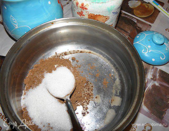 Пока кексы пекутся, можно приступить к шоколаду... Соединяем какао, сахар и перемешиваем...