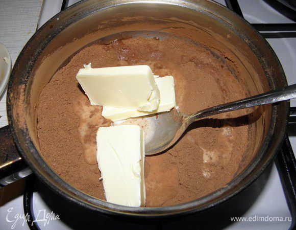 Затем добавляем масло и молоко... И варим на спокойном огне постоянно помешивая...