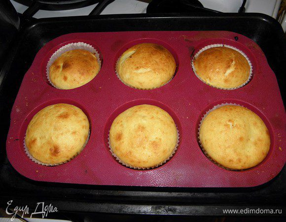 Достаем кексы из духовки, проверям спичкой готовность, спичка должна быть абсолютно сухая...