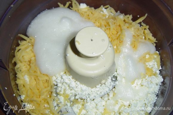Твердый сыр натираем на терке, взбиваем белки до легкой пены, соединяем все с творогом и взбиваем до однородной массы.