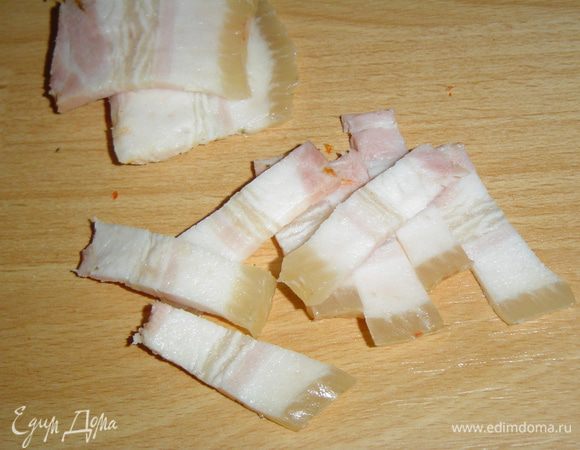 Бекон нарезаем полосками,