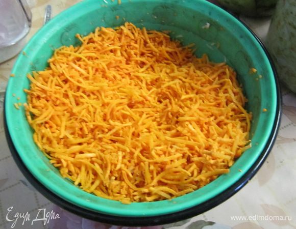 готовим морковь моем чистим шинкуем или режем кто как хочет как нравится мелко или крупно