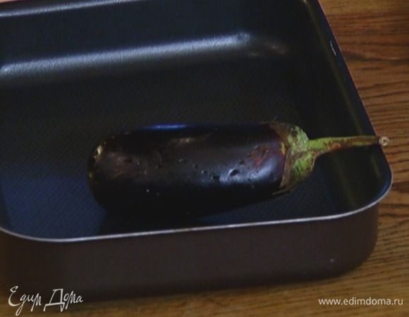 Баклажаны часто наколоть вилкой, выложить в небольшой противень и запекать в разогретой духовке 10–12 минут.