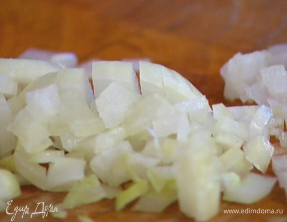 Лук и чеснок почистить и мелко порубить.
