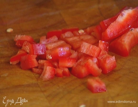 Сладкий перец, удалив плодоножку с семенами, мелко порезать.