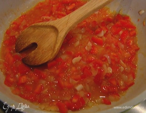 Добавить нарезанный перец, затем натертый помидор, всыпать сахар, перемешать и готовить соус на медленном огне.

