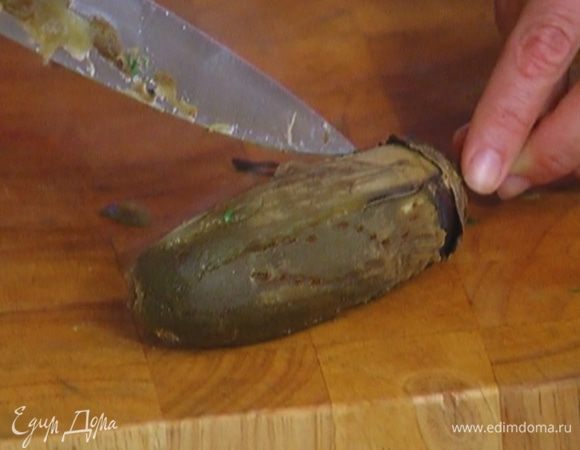 С печеных баклажанов удалить кожуру, стараясь сохранить плодоножку.