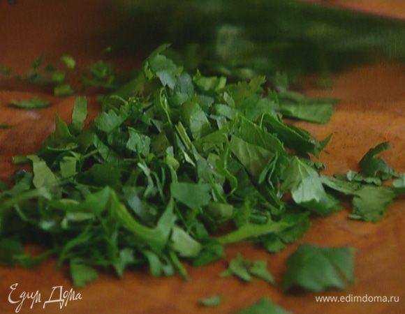 Кинзу мелко порубить. 