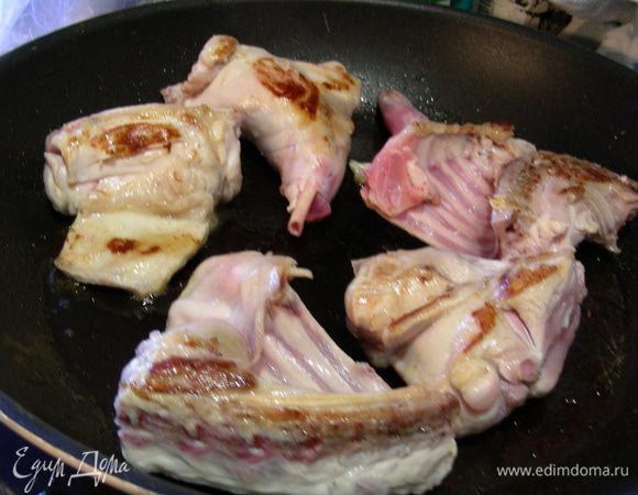 Кролика обваливаем в муке и обжариваем на оливковом масле до золотистой корочки. Достаем его, а в сковородку вливаем вино и доводим до кипения.