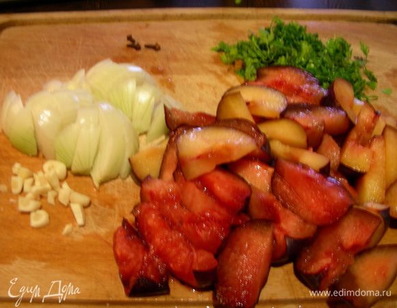  Берем форму для запекания, лучше всего с толстыми стенками, керамическую. Смазываем ее маслом. Лук режем полукольцами, чеснок и кервель мелко рубим, сливу режем средними дольками. 
