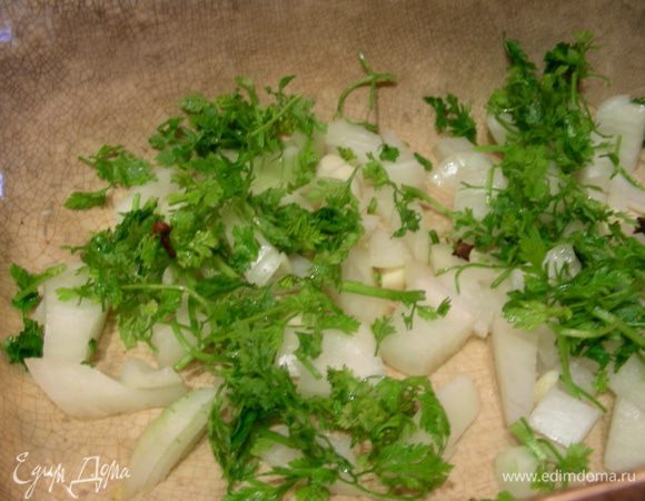 Выкладываем в форму лук, чеснок, гвоздику и кервель.
