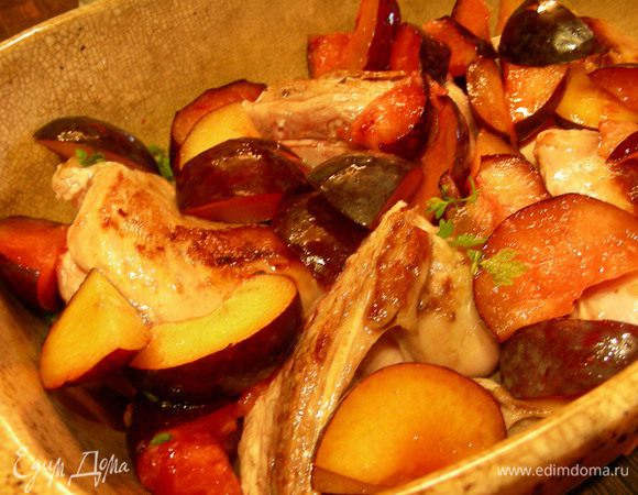 Затем кролика и сливы сверху. Выливаем вино и соки из сковороды. Накрываем фольгой и отправляем в духовку. В рецепте рекомендуют 170 гр, я готовила при 190 гр, по времени получается 1.15-1.30. 
