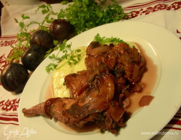 Подаем с гарниром, очень хорошо с картофельным пюре. Приятного аппетита)