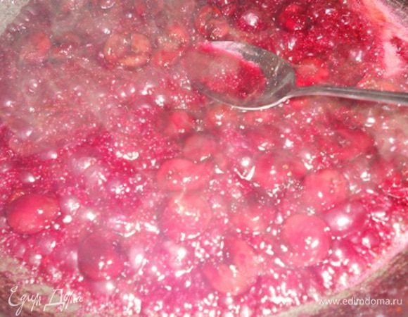 Для начала нужно сделать вишневое фламбе - в сковороду кладем сливочное масло, вишни и 5 ст. л. сахара, немного обжариваем около минуты, влить коньяк и аккуратно поджечь, когда спирт выгорит снять с плиты - фламбе готов.