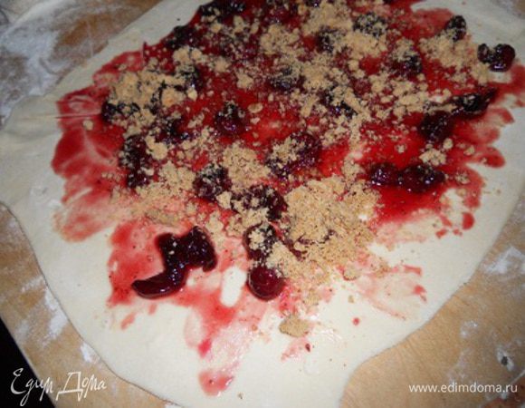 Раскатать 1 лист теста тонко и поверхность смазать вишневым фламбе, фундук перетереть в кофемолке и посыпать сверху вишен, свернуть рулетом. Яйцо разделить на желток и белок, в желток добавить молоко, размешать и смазать рулет, сверху посыпать ванильным сахаром, выпекать при т. 220 до золотистого цвета, затем как остынет нарезать на кусочки.