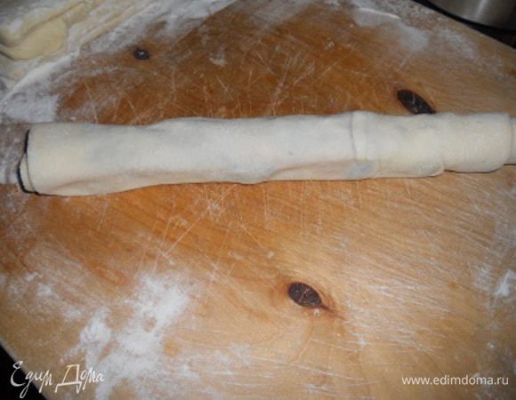 Свернуть рулетом, разрезать на кусочки, сверху смазать желтком и выпекать до золотистого цвета.