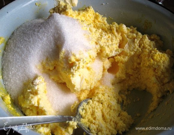 Духовку разогреваем до 180 градусов. Форму выстилаем пергаментной бумагой, смазываем маслом. 
Сыр и картошку перемалываем на мясорубке до однородной, нежной консистенции. Картошка дается в творог, чтобы придать дальше ему однородной структуры. Очень важно использовать домашний, жирный, свежий сыр. Из «неправильного» творога выйдет «неправильный» сырник. То есть творог должен быть собран с цельного молока. Сыр должен быть мягким, но не мокрым. И ни в коем случае не быть сухим или перегретым.
