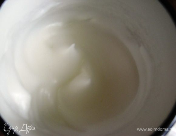 Белки отделяем от желтков (кстати, яйца тоже должны быть домашними).