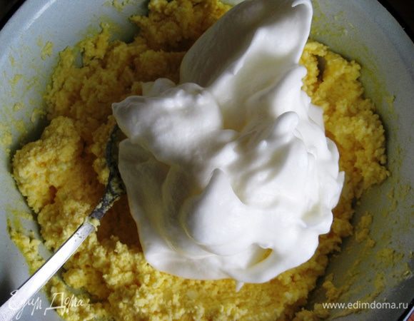 Белки взбиваем до мягких пиков с чайной ложечкой лимонного сока. И соединяем аккуратно с творожной массой. 