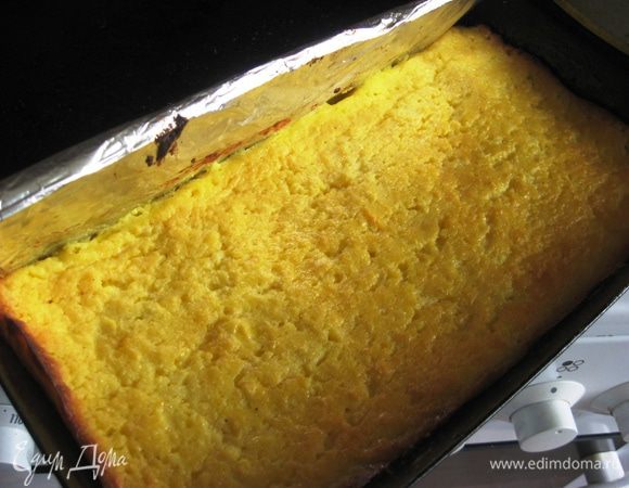 Для глазури сварить сироп с воды, сахара и уксуса. Добавить шоколад. И полить горячей глазурью холодный сырник. Отправить в холодильник на 6-8 часов или на ночь. 
