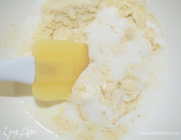 В большую миску всыпать манку, залить ее кефиром и дать постоять 10 минут. 