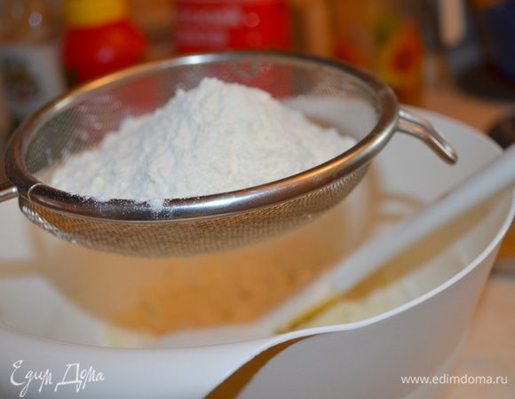 В набухшую манку добавить сахар, вспыпать просеянную с содой муку