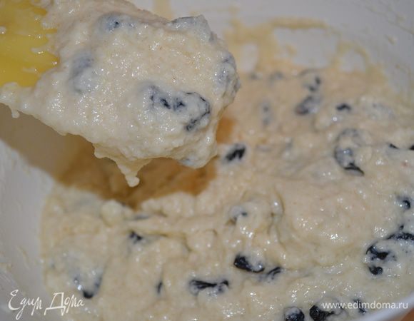 добавляем помытый и обсушенный изюм, все перемешиваем