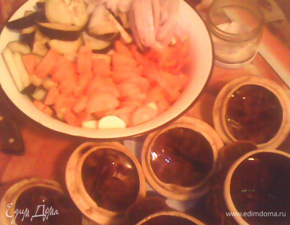 Подготовить овощи: почистить, помыть и нарезать все полукольцами.