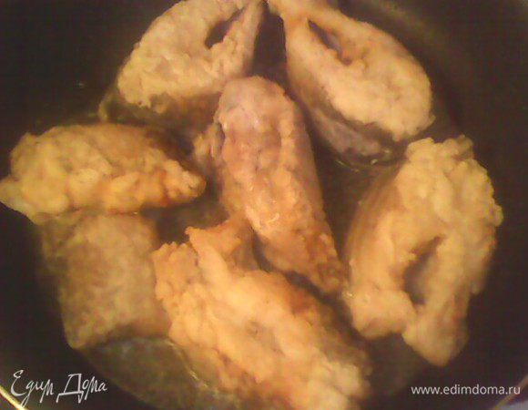 Рыбные стейки обвалять с крахмале и обжарить с двух сторон на сковороде.