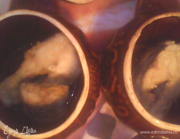 Обжаренную рыбку сложить в горшочки (у меня получилось 5 горшочков по 2 стейка).