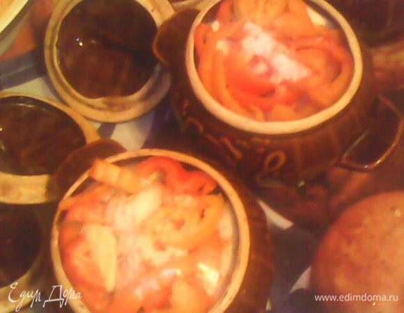 Сверху в произвольном порядке сложить овощи, положить в каждый горшочек 2 ст. л. соуса и залить 0,5 стакана воды. В духовку на 1 час при 180 гр.