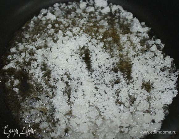 Сахар, воду и лимон поместить в кастрюлю или сковороду и нагревать на слабом огне, пока сахар не растворится...