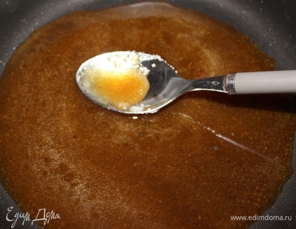 Варить карамель 5-8 минут.  Снять с огня, добавить кунжутные семечки и оставить на 2 минуты. Затем вылить смесь на лист пергамента и разровнять.  Дать затвердеть, а потом поломать на кусочки. Вкуснаааааааааа!!!!!!!