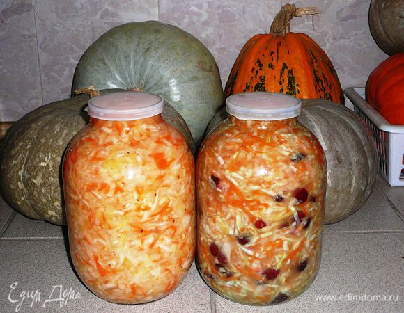 Когда капуста перестанет пениться, выкладываю ее в 3-х литровые банки и храню в холодном месте. При подаче можно добавить репчатый лук, бруснику, клюкву, яблоко. Советую полить растительным маслом.