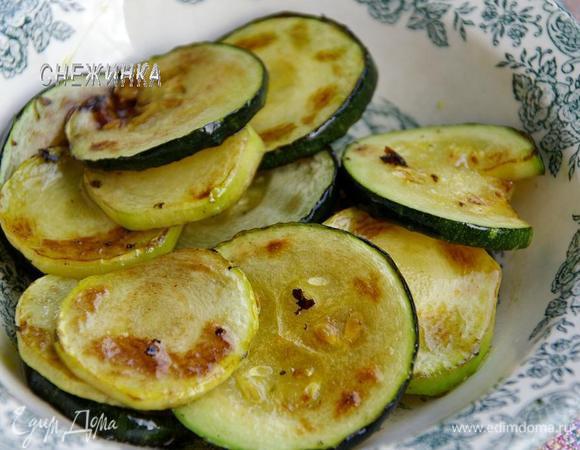 Цукини нарезаем кружочками. Также обжариваем на оливковом масле до мягкости (без соли).