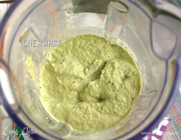 Когда все овощи готовы, отправляем их в блендер и пюрируем с добавлением сливок. Консистенцию можете регулировать сами, добавив больше или меньше сливок. Можно взять жирные сливки, тогда их уйдёт больше.