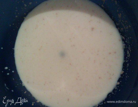 Прежде всего, достанем пачку сливочного масла (200 г) из холодильника, она нам понадобится вся. Теперь займемся тестом. Нагреем молоко до комнатной температуры. Добавим в него сахар и дрожжи, перемешаем до растворения и оставим на 10 мин в теплом месте.