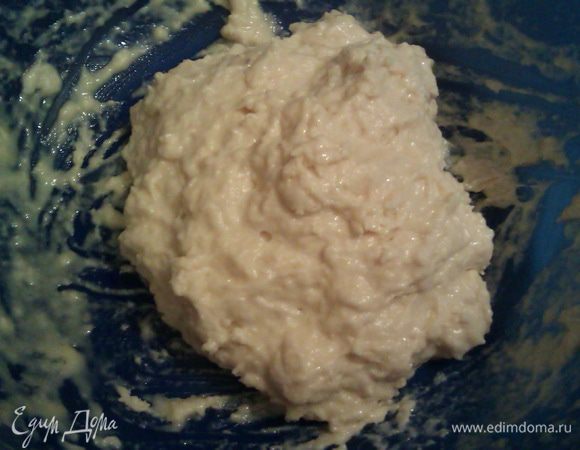 Муку смешаем с разрыхлителем, добавим молоко с дрожжами и все остальные ингредиенты, замешиваем тесто. 