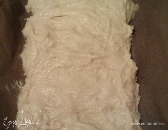 Перекладываем тесто в форму, застеленную бумагой, так, чтобы по бокам оставалось немного места. Накрываем полотенцем и даем еще немного подняться, пока мы делаем заливку.