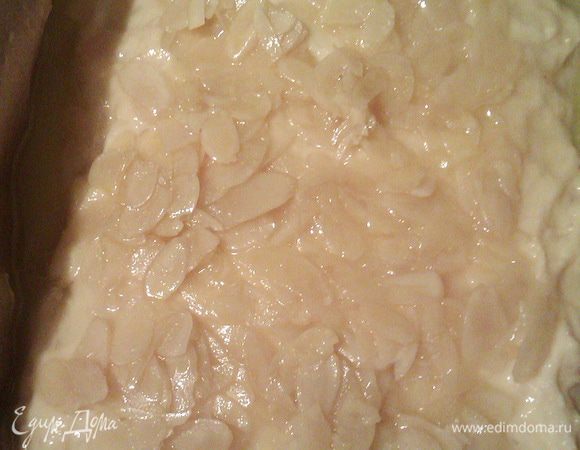 Даем остыть пару минут и выливаем на тесто, стараясь, чтобы заливка покрыла весь пирог и стекла по бокам (так пирог пропитается и снизу тоже). Отправляем в духовку на 20-25 мин (смотрите по миндалю, он должен закарамелизоваться, но не сгореть).