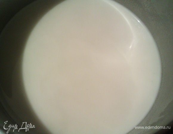 Молоко смешиваем с медом.