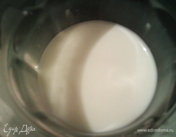Крахмал с ванильным сахаром (или порошок пудинга) растворяем в части молока (Вам понадобится около 50 мл).